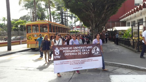 Alrededor de 50 jóvenes salieron a las calles de Orizaba a marchar para protestar en contra del cierre de las sedes de la Universidad Popular Autónoma de Veracruz (UPAV), pues de hacerlo se habrán violentado los derechos de los educandos. De acuerdo con la representante interina del Consejo Estudiantil Universitario, Betzabel Castillo Ayala, cientos de jóvenes viven en incertidumbre. 