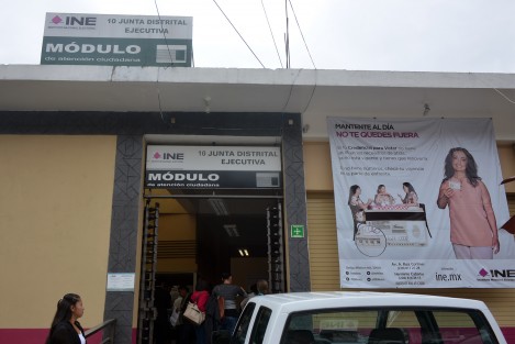 A pesar de la campaña que hubo por radio, TV y redes sociales fue muy poca gente la que se acercó a renovar su credencial de elector y como buenos mexicanos desde el día de hoy aumentaron los solicitantes al saber que mañana es el último día para dicho trámite, por lo que se espera el arribo de muchos solicitantes este domingo.