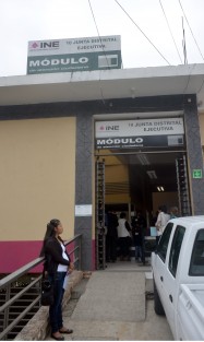 A pesar de la campaña que hubo por radio, TV y redes sociales fue muy poca gente la que se acercó a renovar su credencial de elector y como buenos mexicanos desde el día de hoy aumentaron los solicitantes al saber que mañana es el último día para dicho trámite, por lo que se espera el arribo de muchos solicitantes este domingo.