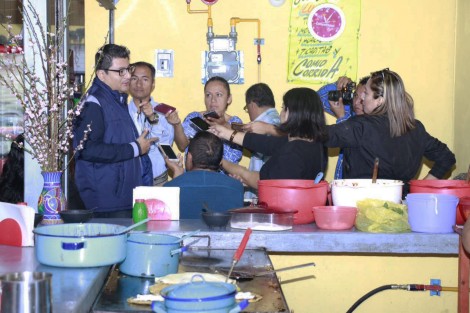 Locatarios del mercado Revoluiónde Córdoba invitan a sus clientes a celebrar su primer aniversario en la  zona de tanguis, en donde tendrán muchas ofertas.