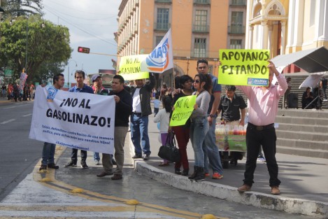 Un grupito de jóvenes panistas se manifestaron en el centro de Xalapa contra el gasolinazo. 