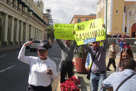 Un grupito de jóvenes panistas se manifestaron en el centro de Xalapa contra el gasolinazo.  