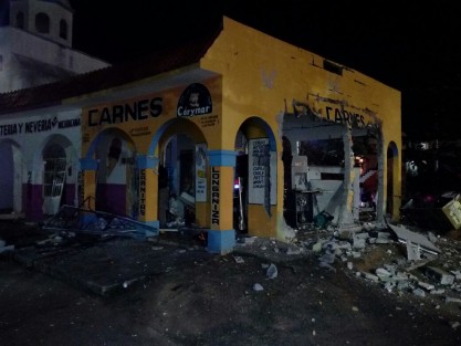 La madrugada de este domingo se registró una fuga y acumulación de gas Lp en una carnicería que provocó una gran explosión, dejando daños materiales a otros negocios y viviendas. Los hechos se registraron en el local Carnes CaryMar ubicado en la avenida Papaloapan esquina circuito Ceiba del fraccionamiento Hacienda Sotavento de la ciudad de Veracruz. 