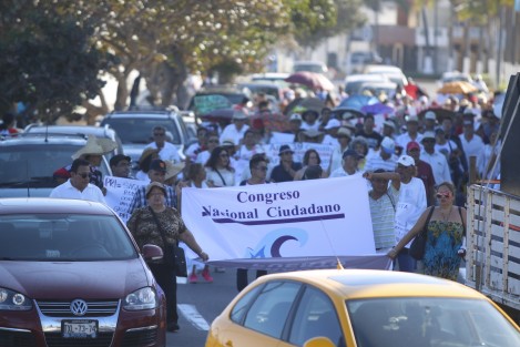 Integrantes del congreso nacional ciudadano, marcharon en protesta del llamado gasolinazo por el bulevar Ávila Camacho. Los manifestantes dijeron no pertenecer a ninguna corriente política.