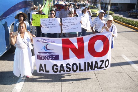 Integrantes del congreso nacional ciudadano, marcharon en protesta del llamado gasolinazo por el bulevar Ávila Camacho. Los manifestantes dijeron no pertenecer a ninguna corriente política.