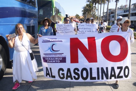 Integrantes del congreso nacional ciudadano, marcharon en protesta del llamado gasolinazo por el bulevar Ávila Camacho. Los manifestantes dijeron no pertenecer a ninguna corriente política.
