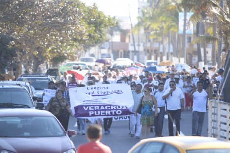 Integrantes del congreso nacional ciudadano, marcharon en protesta del llamado gasolinazo por el bulevar Ávila Camacho. Los manifestantes dijeron no pertenecer a ninguna corriente política.