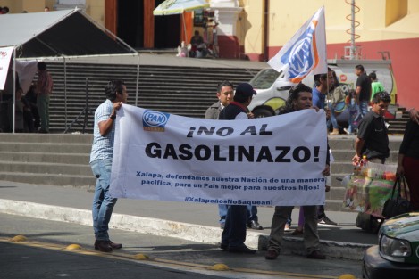 Un grupito de jóvenes panistas se manifestaron en el centro de Xalapa contra el gasolinazo.