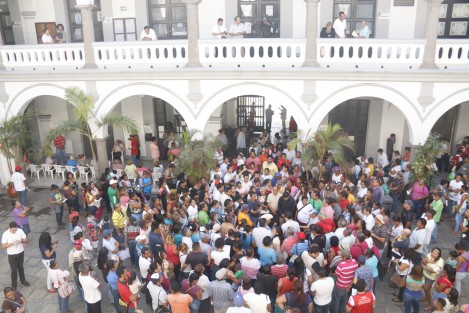 Un grupo de antorchistas se manifestaron en el patio central del palacio municipal de Veracruz para pedir que se cumpla con la promesa de dignificación de 20 colonias, regulares e irregulares, por parte del alcalde. 