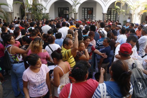 Un grupo de antorchistas se manifestaron en el patio central del palacio municipal de Veracruz para pedir que se cumpla con la promesa de dignificación de 20 colonias, regulares e irregulares, por parte del alcalde. 
