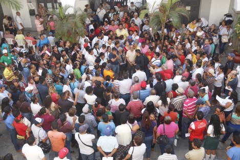 Un grupo de antorchistas se manifestaron en el patio central del palacio municipal de Veracruz para pedir que se cumpla con la promesa de dignificación de 20 colonias, regulares e irregulares, por parte del alcalde. 