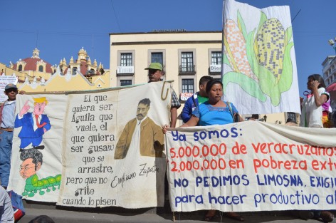 Integrantes de la organización Racimos arribaron esta mañana a Plaza Lerdo para pedir audiencia con el nuevo gobierno y hacer efectivos los apoyos de los que han sido beneficiados en otros tiempos y que gobiernos anteriores adeudan a los campesinos.