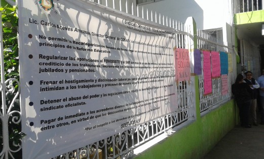 Trabajadores de COBAEV a través de mantas y carteles reclaman a las autoridades cumplimiento de prestaciones. 