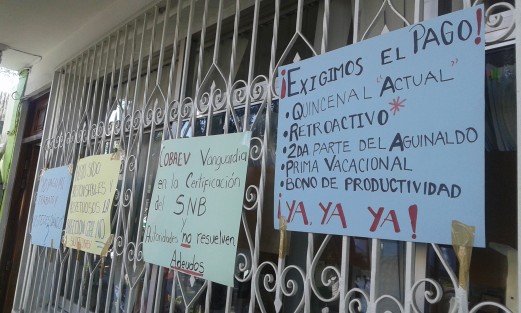 Trabajadores de COBAEV a través de mantas y carteles reclaman a las autoridades cumplimiento de prestaciones. 