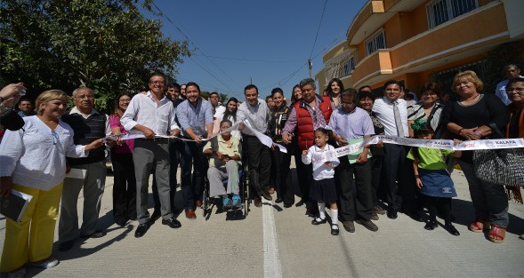 El alcalde Américo Zúñiga Martínez en compañía de vecinos  y autoridades del ayuntamiento de Xalapa inauguraron la pavimentación con concreto hidráulico de la calle Venezuela en la colonia Reforma. 
