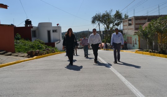 Desde que arrancó el año hemos estado entregando una obra pública casi todos los días, pero esto no sería posible si no tuviéramos la participación de la ciudadanía, <em>porque Xalapa la construimos todos, no el gobierno</em>, aseguró el alcalde Américo Zúñiga Martínez al inaugurar la pavimentación con concreto hidráulico de la calle Venezuela, en la colonia Reforma.