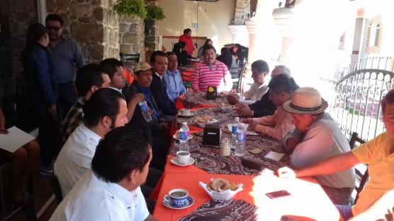 
Taxistas del municipio de Papantla sostuvieron una reunión con el regidor comisionado en Tránsito y Vialidad, Rodolfo Pérez Maya, quien anunció que se iniciaron los trámites con la nueva administración estatal para la municipalización de Tránsito.
