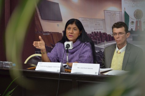 El diputado perredista José Kirsch y la diputada Yazmín Copete, en conferencia de prensa expresaron su reclamo de justicia contra quienes cometieron la anomalía de aplicar productos alerados como medicamentos a enfermos de cáncer  durante la pasada administraación.  