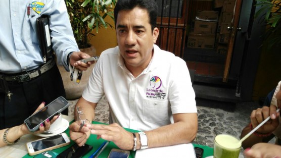 Esta mañana el aspirante a candidato independiente a la alcaldía de Córdoba, Leonardo Palma Ameca, anunció la instalación de tres módulos fijos y dos ambulantes para recabar firmas y lograr su registro.