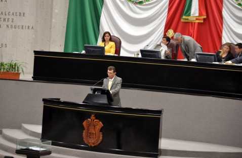 Debido a la inseguridad que prevalece en Veracruz los taxis deben traer cámaras de videovigilancia y GPS, exigió el diputado local José Kirsch Sánchez.