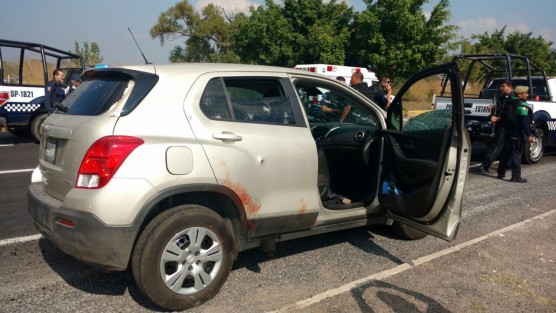 Un enfrentamiento armado entre Policía Federal y presuntos delincuentes se registró la tarde de este martes en la carretera federal 140, tramo Xalapa -Tamarindo, a la altura de Corral Falso, cuando los oficiales detectaron un vehículo con reporte de robo en el Estado de México. 