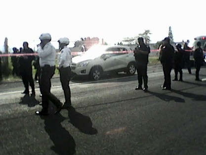 Al marcárseles el alto los triipulantes de la camioneta iniciaron la balacera, por loque los federales respondieron,  logrando abatir a uno de los delincuentes cuando huía, mientras otros dos escapaban hacia el monte. 