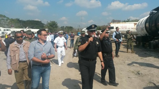 El fiscal del Estado, Jorge Winckler, informó sobre el aseguramiento de vehículos ycombustible localizados en el predio <em>El Faisán</em> ubicado en la carretera La Tinaja- Orizaba, municipio de Cuitláhuac, producto del reforzamiento de los operativos de seguridad y de las labores de inteligencia en la zona, el Grupo de Coordinación Veracruz. 