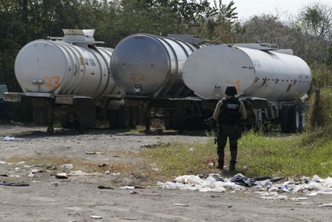 El fiscal del Estado, Jorge Winckler, informó sobre el aseguramiento de vehículos ycombustible localizados en el predio El Faisán ubicado en la carretera La Tinaja- Orizaba, municipio de Cuitláhuac, producto del reforzamiento de los operativos de seguridad y de las labores de inteligencia en la zona, el Grupo de Coordinación Veracruz.  