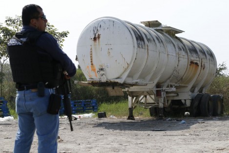 El fiscal del Estado, Jorge Winckler, informó sobre el aseguramiento de vehículos ycombustible localizados en el predio El Faisán ubicado en la carretera La Tinaja- Orizaba, municipio de Cuitláhuac, producto del reforzamiento de los operativos de seguridad y de las labores de inteligencia en la zona, el Grupo de Coordinación Veracruz.  