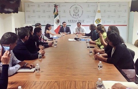 Cumpliendo con la gestión ofrecida en pasadas reuniones, el alcalde Américo Zúñiga Martínez y vecinos de la calle Betancourt se reunieron con el Fiscal General del Estado, Jorge Winckler Ortiz, para conocer los avances en la investigación sobre el homicidio de la maestra Guadalupe Mora Palacios.