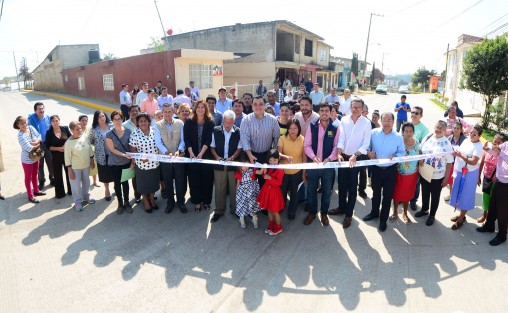 Con la voluntad de todos hacemos más obras, porque con nuevos pavimentos Xalapa luce mejor, se eleva la calidad de vida y se incrementan los valores de las viviendas, aseguró el alcalde Américo Zúñiga Martínez al inaugurar la construcción con concreto hidráulico de las calles Tajín y Circuito Quetzalcóatl, ubicadas en la colonia Moctezuma.