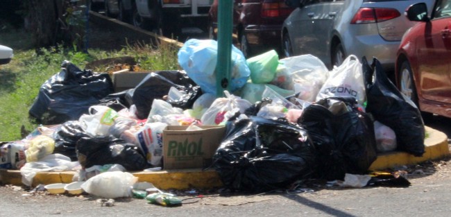 Montones de basura a la espera de que la aplicación para geolocalización de los camiones recolectores de Limpia Pública.  