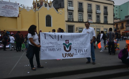 Estudiantes y maestros de la UPAV se manifestaron en la Plaza Lerdo de esta capital para exigir que les hagan válidos sus estudios y en defensa del modelo educativo de ese sistema.