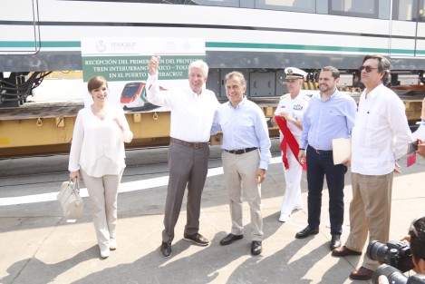 En el recinto portuario de Veracruz, el Secretario de Comunicaciones y Transportes, Gerardo Ruiz Esparza, y el  gobernador Miguel Ángel Yunes Linares recibieron  los primeros vagones del Tren Interurbano México-Toluca. 