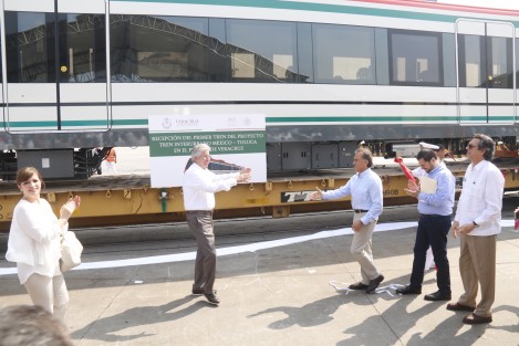 En el recinto portuario de Veracruz, el Secretario de Comunicaciones y Transportes, Gerardo Ruiz Esparza, y el  gobernador Miguel Ángel Yunes Linares recibieron  los primeros vagones del Tren Interurbano México-Toluca. 