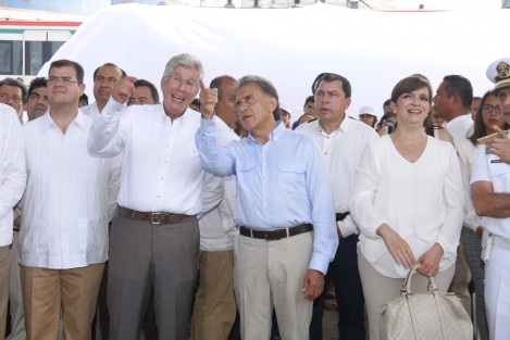 El gobernador Miguel Ángel Yunes Linares aprovechó la visita del titular de la SCT para pedir  que nueve puentes que son administrados por Capufe pasen al estado, así como la modernización del bulevard Manuel Ávila Camacho. 