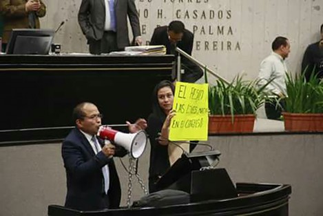 Al estilo de los panistas, el diputado independiente Sebastián Reyes Arrellano se encadenó este jueves a la tribuna del Congreso del Estado para exigir la reducción de regidurías en los ayuntamientos veracruzanos.  