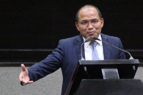 Para terminar de llevarse la tarde, el diputado Sebastián Reyes subió a tribuna para denunciar el robo de su celular, ocurrido mientras había subido a tribuna a encadenarse. 