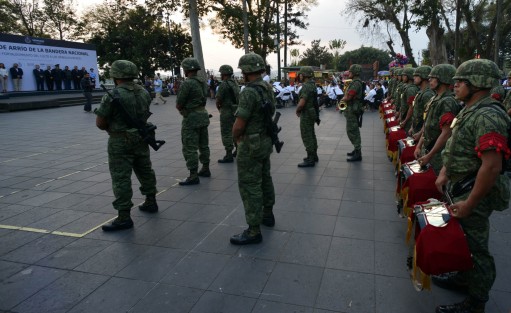 Como cada jueves autoridades estatales y municipales llevan a cabo el arrío de bandera en el monumento a Benito Juárez  en el parque que lleva su nombre de esta ciudad capital. 