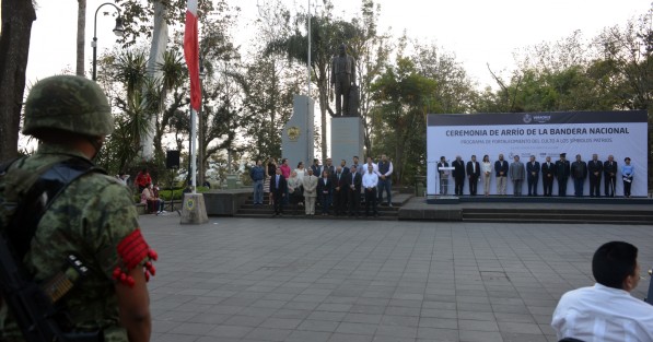 Como cada jueves autoridades estatales y municipales llevan a cabo el arrío de bandera en el monumento a Benito Juárez  en el parque que lleva su nombre de esta ciudad capital.  