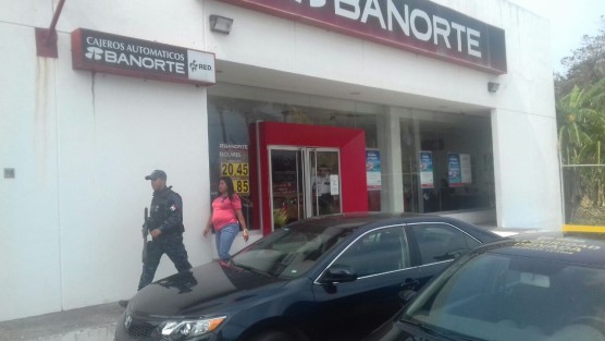 Asalto a sucursal Bancomer en Boca del Río. 