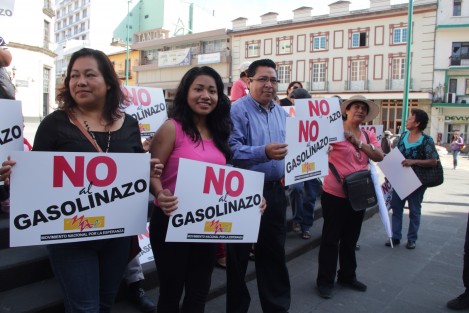 No se  confundan, no es el MOPI con recursos para imprimir carteles, es el MNE, Movimiento Nacional por la Esperanza, que se manifiesta en la Plaza Lerdo contra el incremento a los combustibles. 