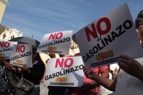 No se confundan, no es el MOPI con recursos para imprimir carteles, es el MNE, Movimiento Nacional por la Esperanza, que se manifiesta en la Plaza Lerdo contra el incremento a los combustibles. 