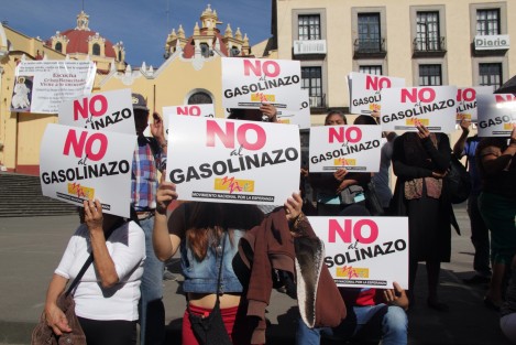 No se confundan, no es el MOPI con recursos para imprimir carteles, es el MNE, Movimiento Nacional por la Esperanza, que se manifiesta en la Plaza Lerdo contra el incremento a los combustibles. 