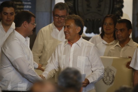 El gobernador Miguel Ángel Yunes Linares informó que a la medianoche del jueves el secretario de Salud en el estado, Irán Suárez, interpuso la denuncia ante la Fiscalía, por el caso de medicamentos falsificados y apócrifos, contra los exgobernadores Fidel Herrera y Javier Duarte, así como los exsecretarios de Salud de ambas administraciones. 