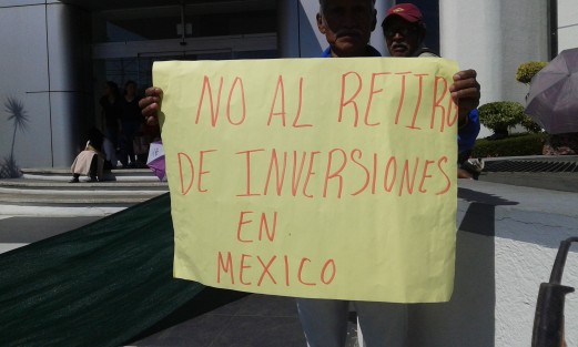 Bloqueo económico a los Estados Unidos ante la llegada de Donald Trump a la presidencia.  Un grupo de personas se manifestó frente a la agencia Ford en Xalapa. 