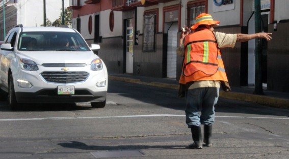 Muchas personas se autoemplean en Xalapa, la mayoría como comerciantes, pero este hombre lo hace como servidor público, regulando el tráfico a  7 cuadras del Palacio de Gobierno, a donde rara vez llega un oficial de Tránsito