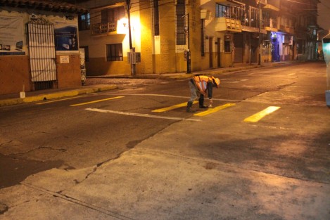 El gusto por lo que hace y su responsabilidad va más allá de la que hacen lo mismo que él, pero con un sueldo. Así que cerca de la medianoche, en esta semana que termina, se dedicó a pintar los cruces peatonales en su esquina. Y dicen que está loco. 