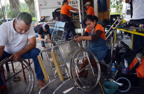 Continúa en el parque Juárez el programa <em>Enchúlame la silla</em>, donde por una módica cuota se reparan sillas de ruedas por personas quienes también se valen de ellas para moverse. 