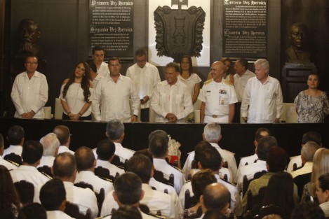 El comandante de la primera región naval, Fernando Arturo Castañón Zamacona, recibió un reconocimiento por cumplir un año de cambio de mando. 